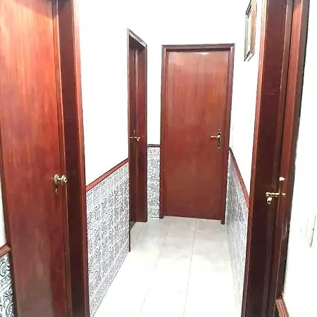 Lisbon Room With Balcony Tourist Near Airport Alloggio in famiglia Lisbona