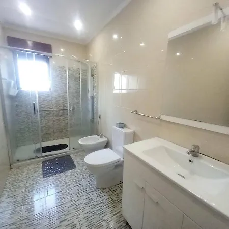 Lisbon Room With Balcony Tourist Near Airport Alloggio in famiglia Lisbona