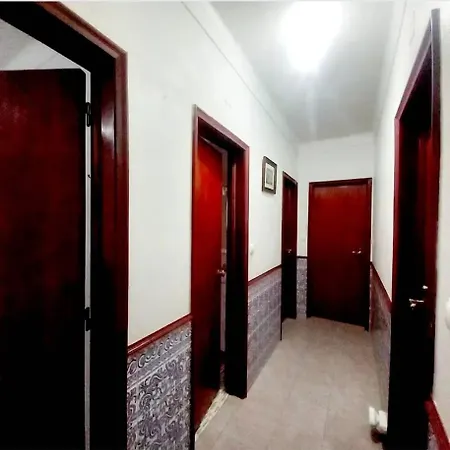 Lisbon Private Room Tourist Near Airport 民宿 *